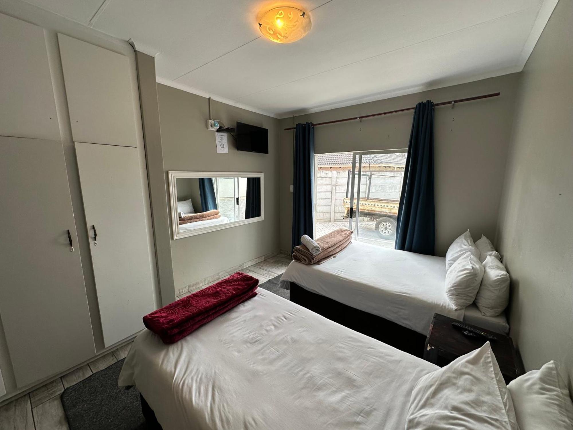 Favour Guest House ポロクワネ エクステリア 写真