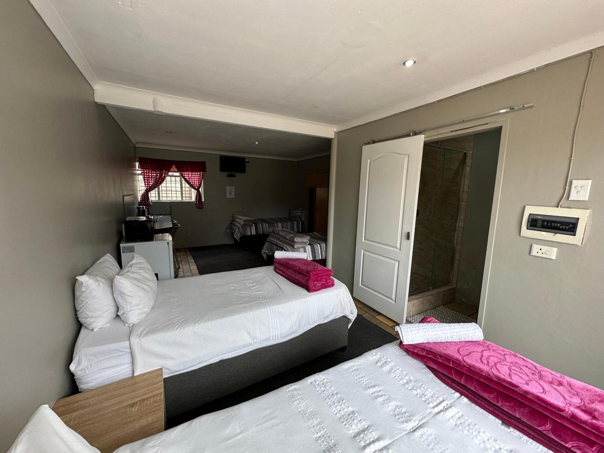 Favour Guest House ポロクワネ エクステリア 写真