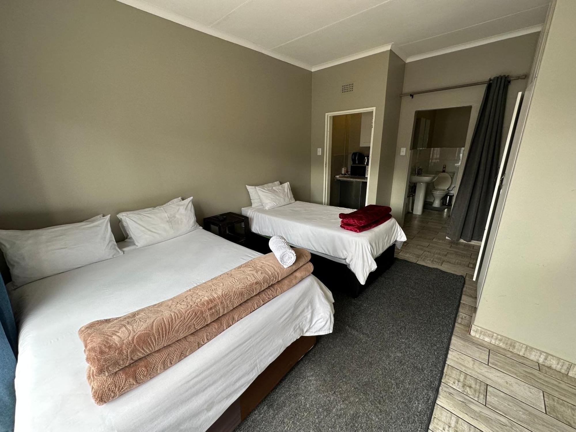 Favour Guest House ポロクワネ エクステリア 写真