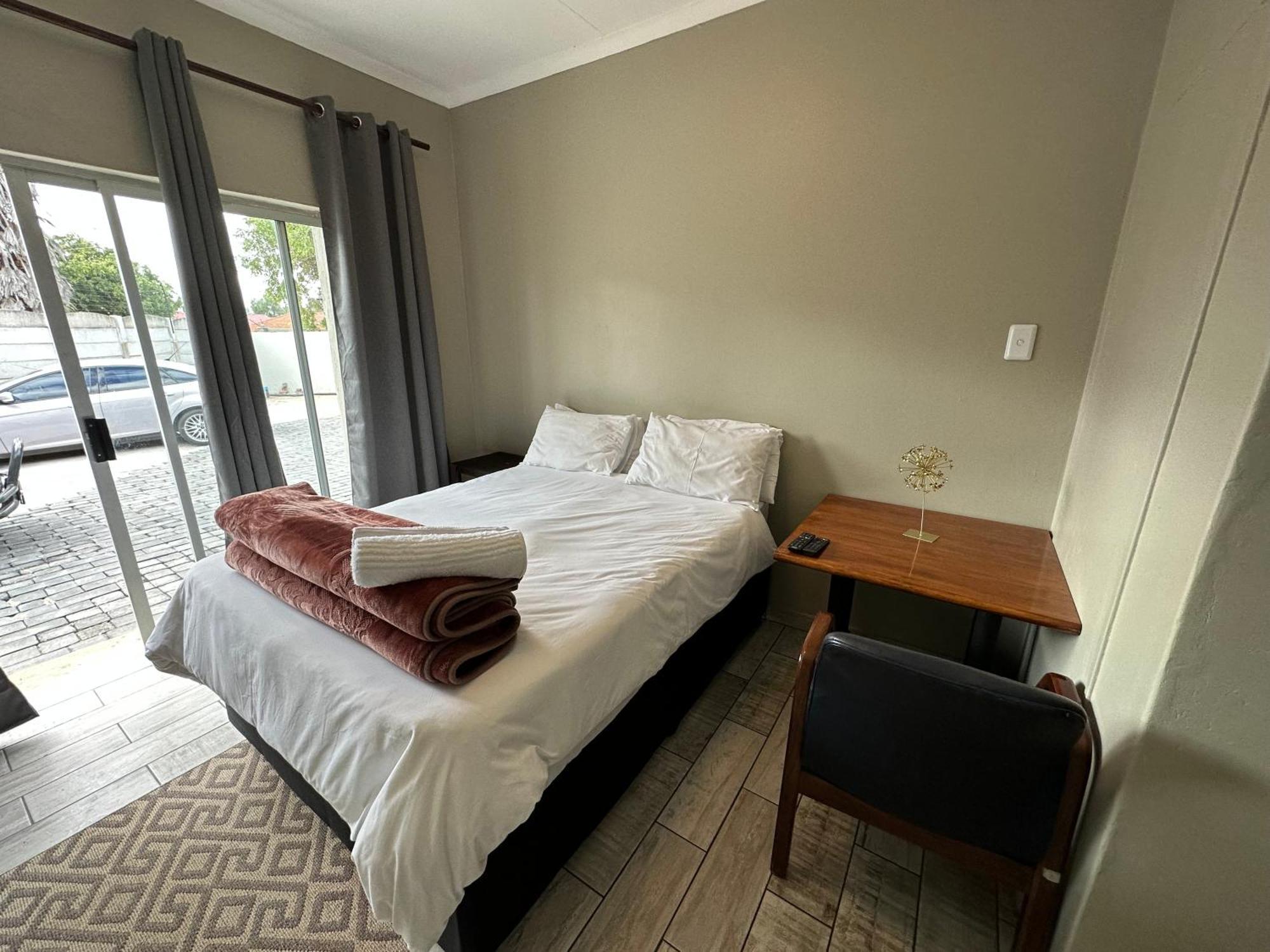 Favour Guest House ポロクワネ エクステリア 写真