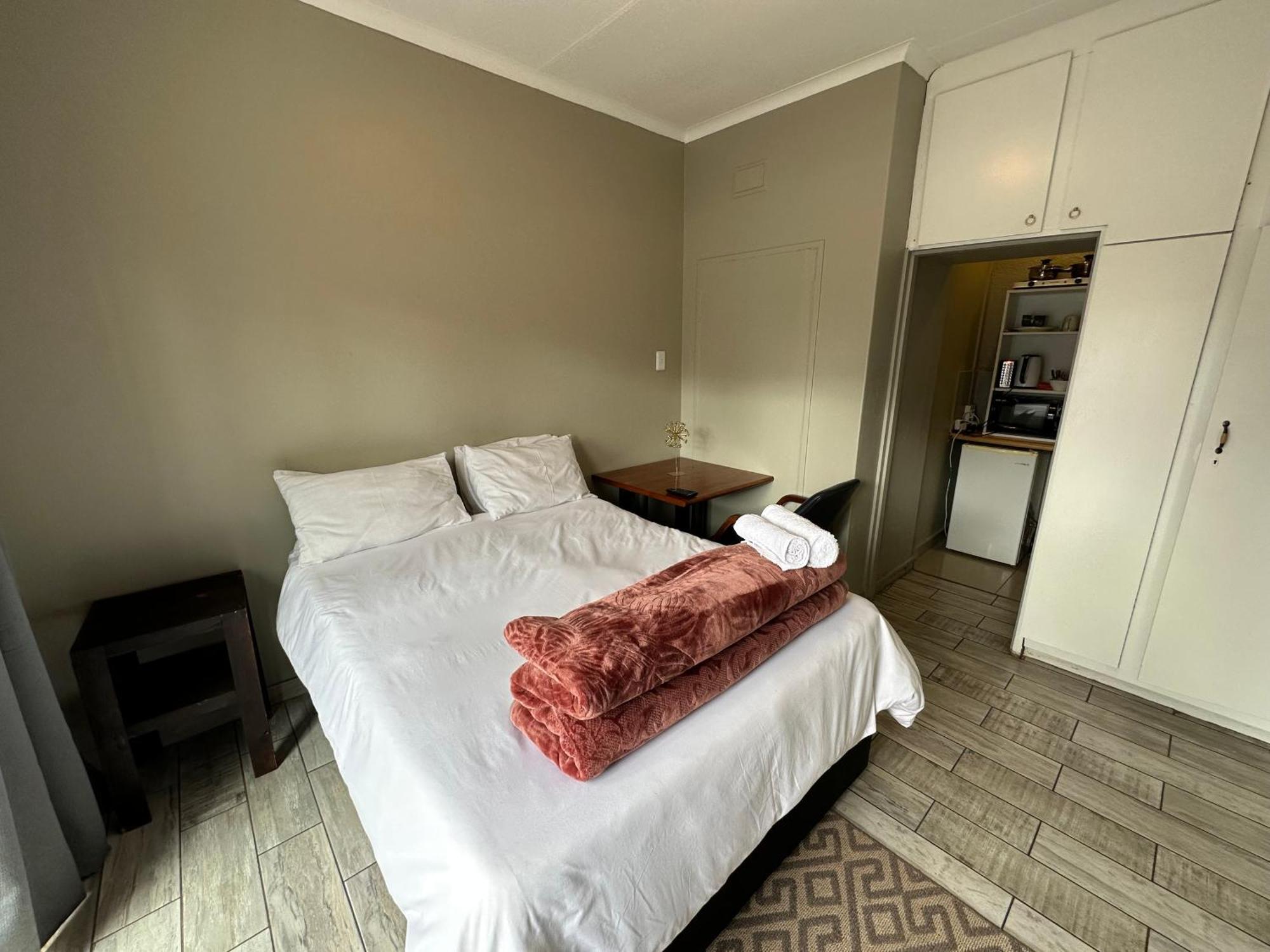 Favour Guest House ポロクワネ エクステリア 写真