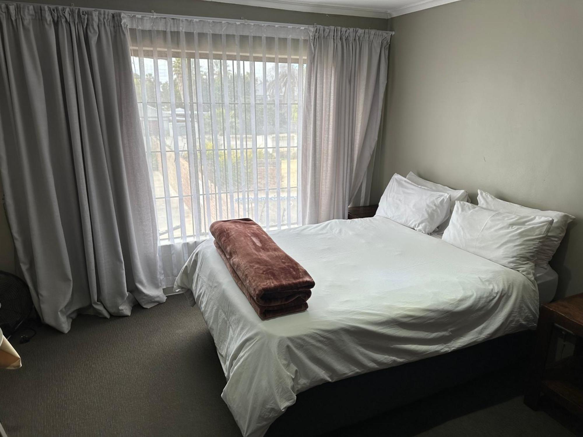 Favour Guest House ポロクワネ エクステリア 写真