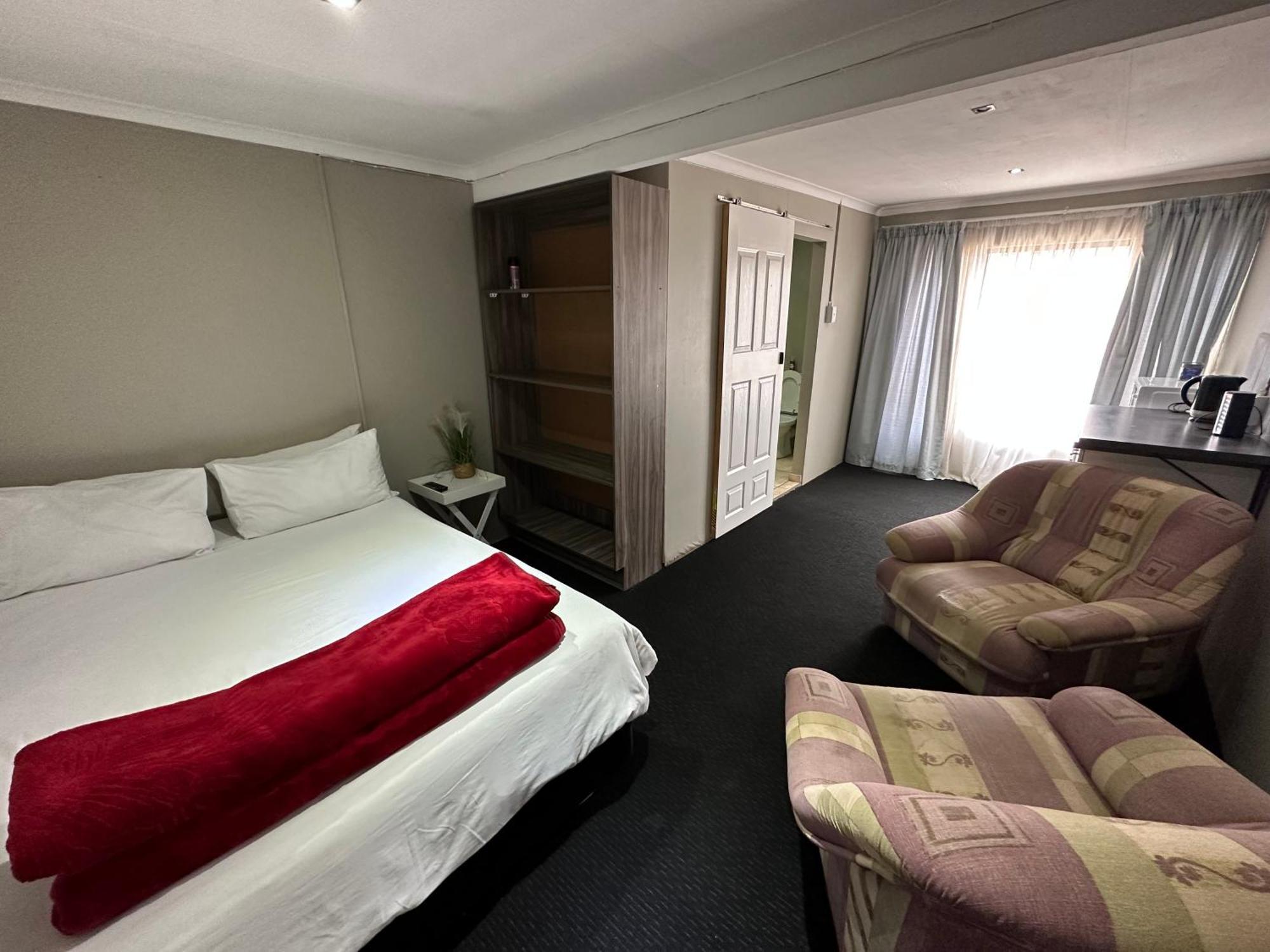 Favour Guest House ポロクワネ エクステリア 写真