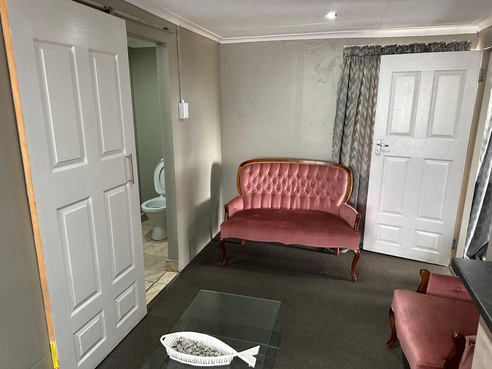 Favour Guest House ポロクワネ エクステリア 写真