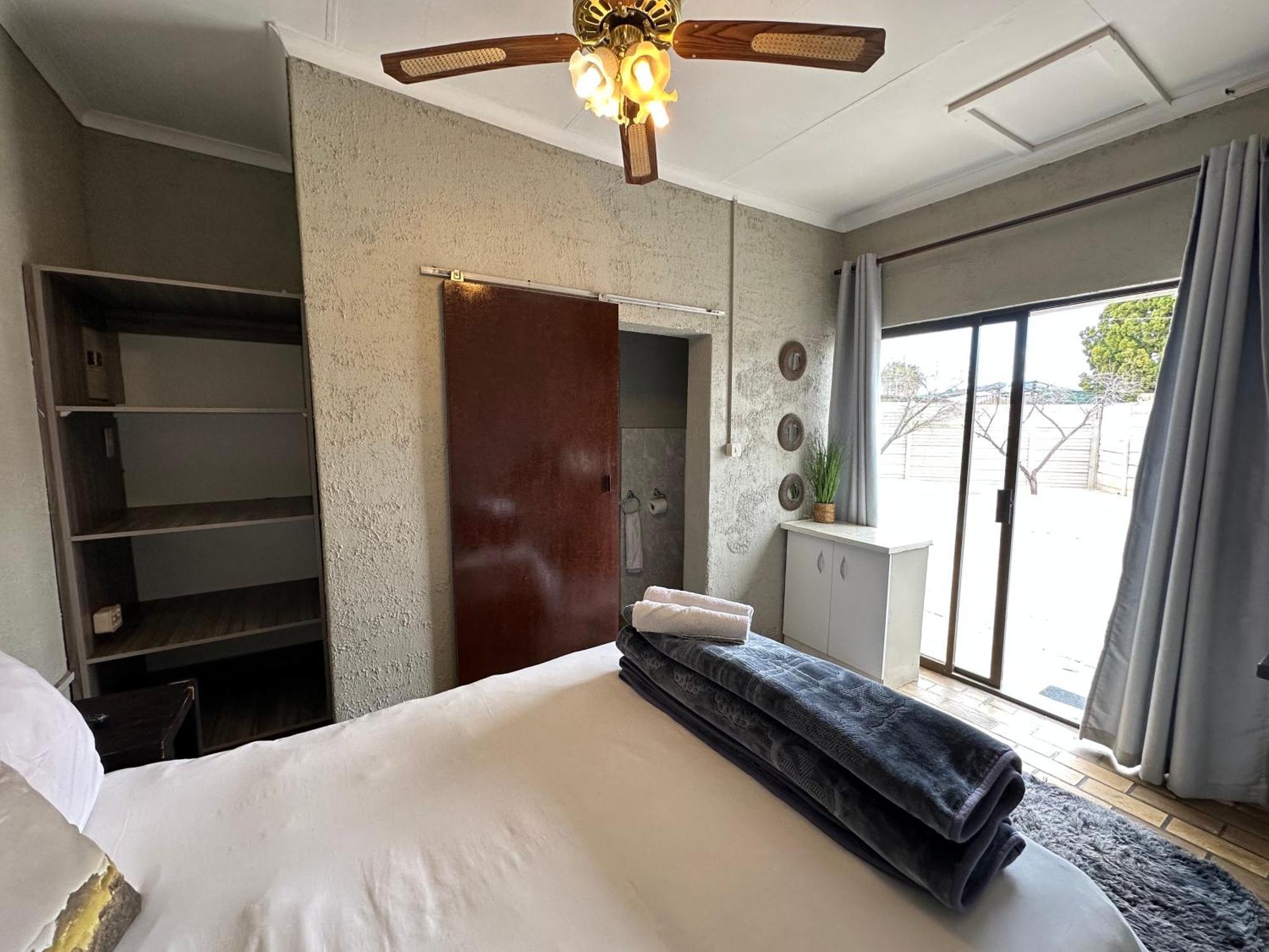 Favour Guest House ポロクワネ エクステリア 写真