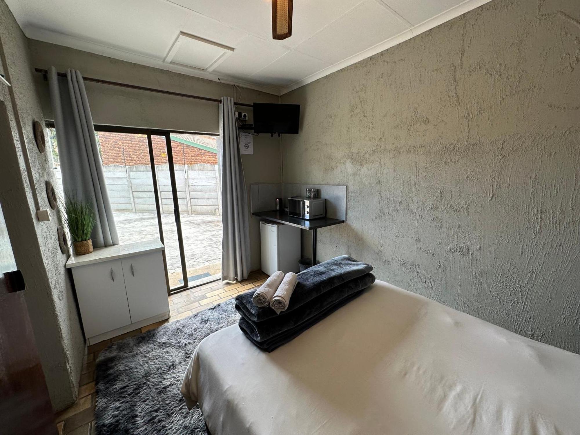 Favour Guest House ポロクワネ エクステリア 写真