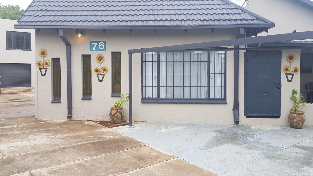 Favour Guest House ポロクワネ エクステリア 写真